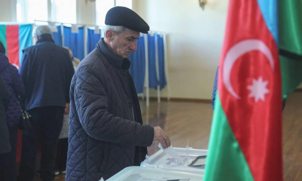 Άνοιξαν οι κάλπες για τις προεδρικές εκλογές στο Αζερμπαϊτζάν: «Στανταράκι» η επανεκλογή του Αλίεφ